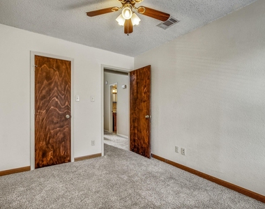 1010 Rundberg Ln - Photo Thumbnail 12