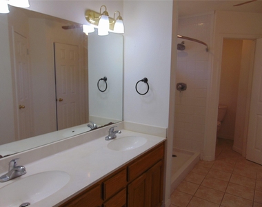 805 Barton Creek Dr - Photo Thumbnail 15