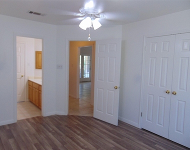 805 Barton Creek Dr - Photo Thumbnail 11