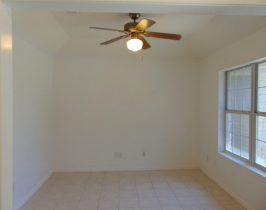 805 Barton Creek Dr - Photo Thumbnail 4