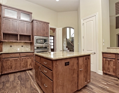 210 Clubhouse Dr - Photo Thumbnail 8
