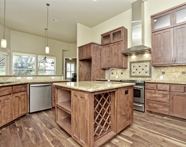 210 Clubhouse Dr - Photo Thumbnail 10
