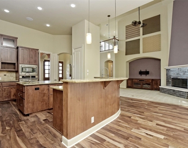 210 Clubhouse Dr - Photo Thumbnail 11
