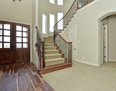 210 Clubhouse Dr - Photo Thumbnail 3