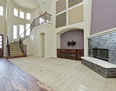 210 Clubhouse Dr - Photo Thumbnail 4
