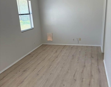 4009 Hillside Dr - Photo Thumbnail 7