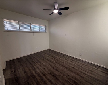 3304 Red River St - Photo Thumbnail 5