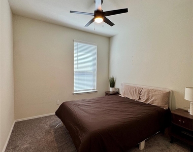 121 English Oak St - Photo Thumbnail 12