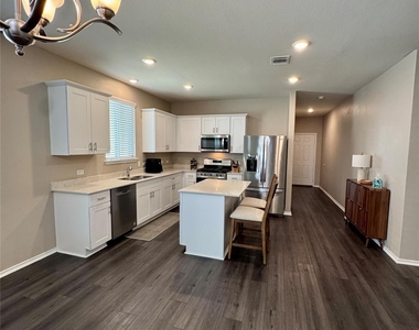 121 English Oak St - Photo Thumbnail 5