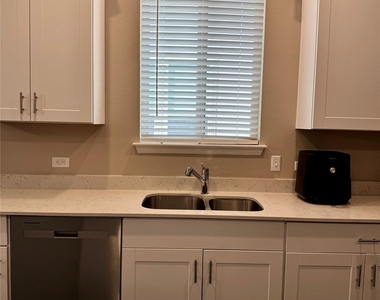121 English Oak St - Photo Thumbnail 6