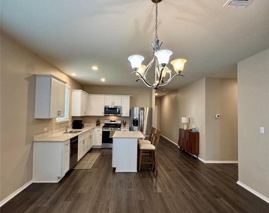 121 English Oak St - Photo Thumbnail 3