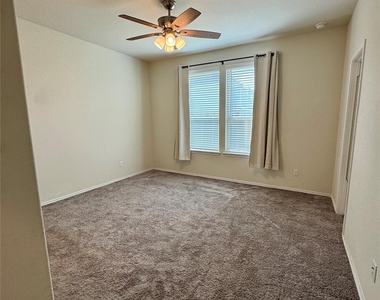 121 English Oak St - Photo Thumbnail 9