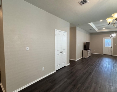 121 English Oak St - Photo Thumbnail 8