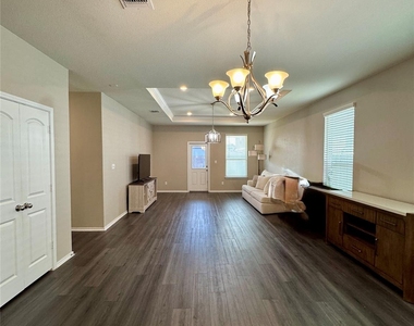 121 English Oak St - Photo Thumbnail 7