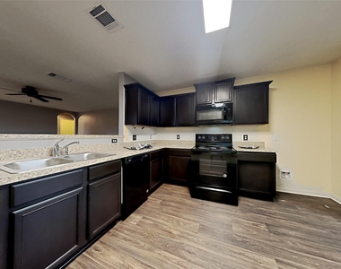 1404 Breanna Ln - Photo Thumbnail 4