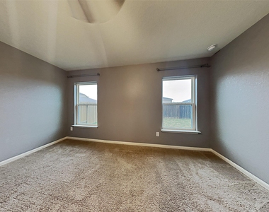 1404 Breanna Ln - Photo Thumbnail 5
