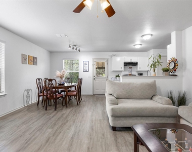 8710 Davis Oaks Trl - Photo Thumbnail 11