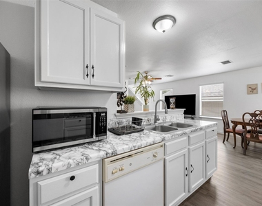 8710 Davis Oaks Trl - Photo Thumbnail 10