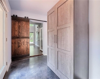 900 Capitol Ct - Photo Thumbnail 16