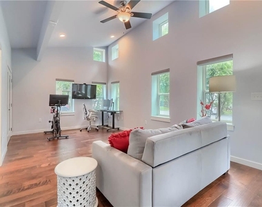 900 Capitol Ct - Photo Thumbnail 22