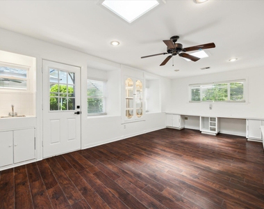 1102 Crestview St - Photo Thumbnail 7