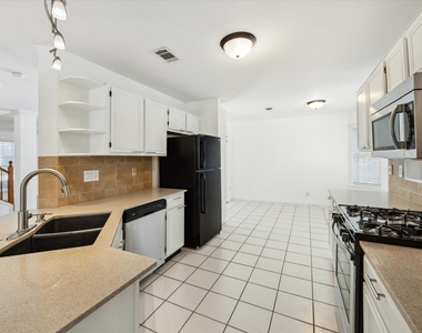 1102 Crestview St - Photo Thumbnail 5