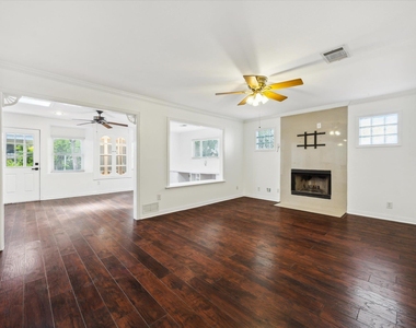 1102 Crestview St - Photo Thumbnail 6