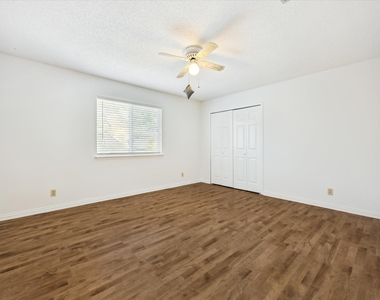 1102 Crestview St - Photo Thumbnail 14