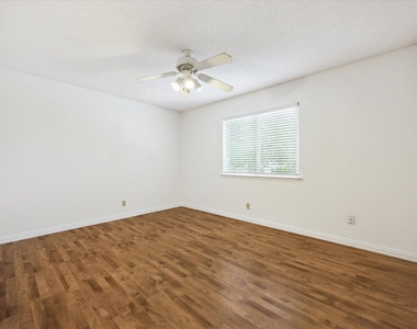 1102 Crestview St - Photo Thumbnail 13