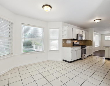 1102 Crestview St - Photo Thumbnail 3