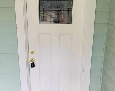 439 W 25th Street - Photo Thumbnail 4