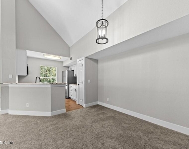 13700 Richmond Park Drive N - Photo Thumbnail 8