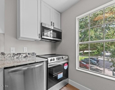 13700 Richmond Park Drive N - Photo Thumbnail 10