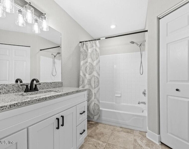 13700 Richmond Park Drive N - Photo Thumbnail 22