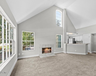 13700 Richmond Park Drive N - Photo Thumbnail 6