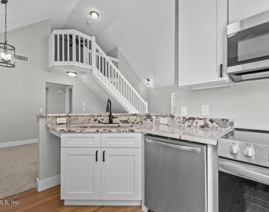 13700 Richmond Park Drive N - Photo Thumbnail 12