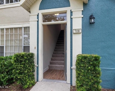 13700 Richmond Park Drive N - Photo Thumbnail 2