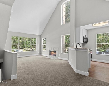 13700 Richmond Park Drive N - Photo Thumbnail 3