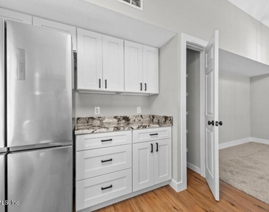 13700 Richmond Park Drive N - Photo Thumbnail 11
