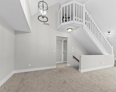 13700 Richmond Park Drive N - Photo Thumbnail 13