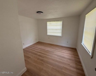 1755 W 30th Street - Photo Thumbnail 8