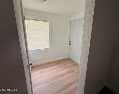 1755 W 30th Street - Photo Thumbnail 6