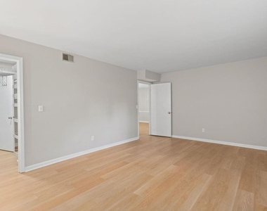 244 Triumph Drive Nw - Photo Thumbnail 4