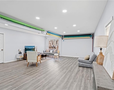 7200 Ravenwood Lane - Photo Thumbnail 10