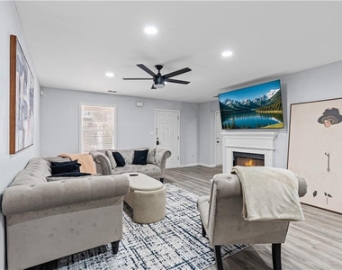 7200 Ravenwood Lane - Photo Thumbnail 7