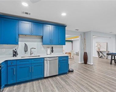 7200 Ravenwood Lane - Photo Thumbnail 16