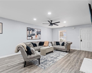 7200 Ravenwood Lane - Photo Thumbnail 6