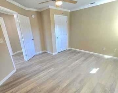 305 Kingtown Street - Photo Thumbnail 6