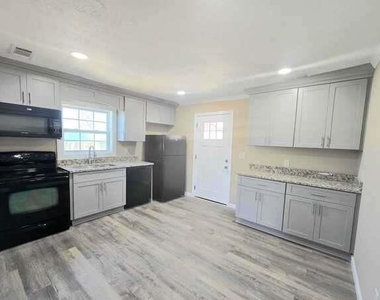 305 Kingtown Street - Photo Thumbnail 3