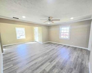 305 Kingtown Street - Photo Thumbnail 1